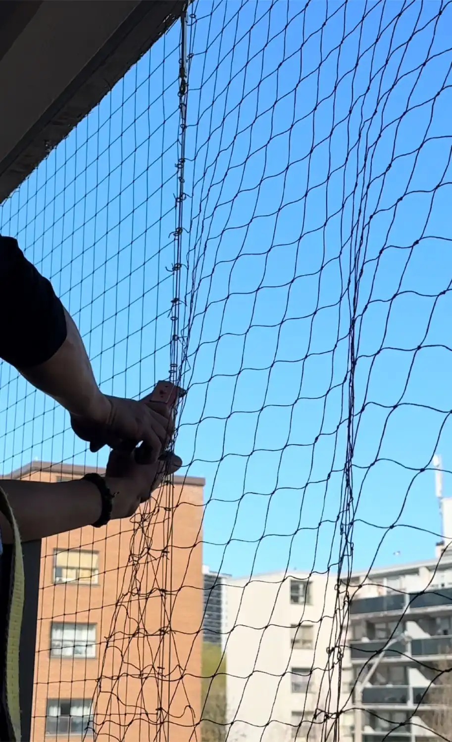 Technician-placing-balcony-4net